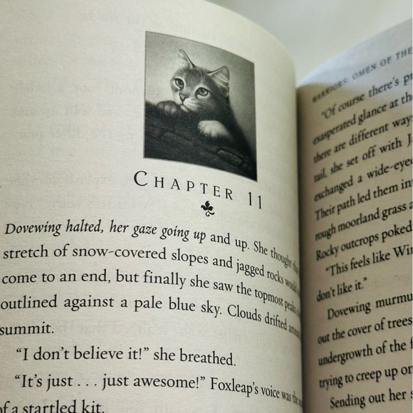 Warriors Sign of the Moon Paperback Chapter Book YA Fantasy Fiction Novel - Picture 2 of 4